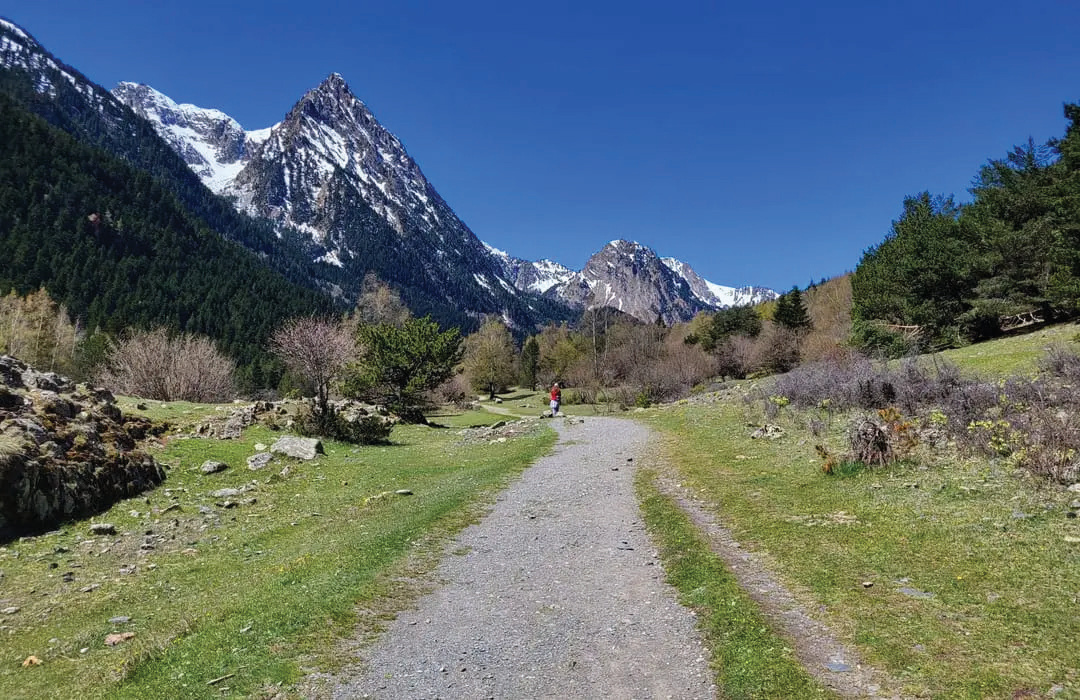 Pista de montaña de la Bonaigua bajo las cumbres del Pirineo