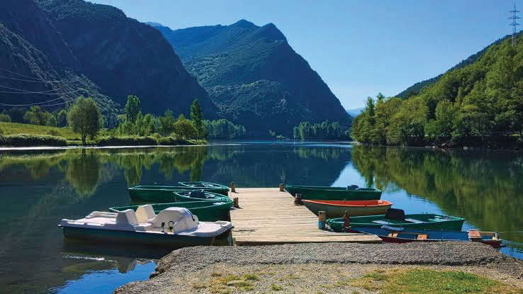 Pantà de la Torrassa con las montañas reflejadas en el agua
